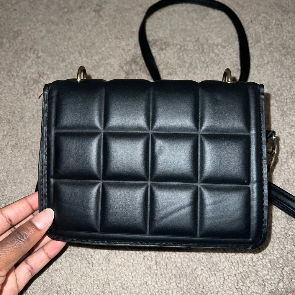 Black Quilted Crossbody Bag w/Detachable Straps - Picture 6 of 10
